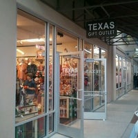 Foto tomada en Texas Gift Outlet  por Andrew R. el 11/25/2011