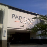 Das Foto wurde bei Paddock Mall von Dennis M. am 4/3/2012 aufgenommen