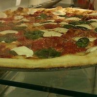 Foto tirada no(a) Arcuri&amp;#39;s Pizza &amp;amp; Salad por Jenni G. em 1/13/2012