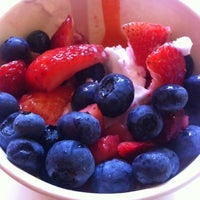 รูปภาพถ่ายที่ Yoppi Frozen Yogurt โดย Siobhan Q. เมื่อ 7/14/2012