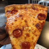 Foto tomada en Flippin&amp;#39; Pizza Reston  por Eichele el 6/26/2012