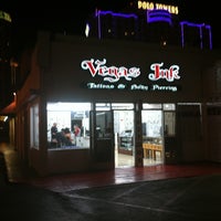 Das Foto wurde bei Vegas Ink von Paige am 8/3/2012 aufgenommen