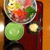 Photo taken at 鮪･活魚料理 嘉文 金山店 by Nako A. on 2/24/2012