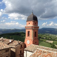 Das Foto wurde bei Castello Della Porta, Frontone von Massimiliano V. am 5/5/2012 aufgenommen