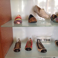 Das Foto wurde bei Saxon Shoes von Amanda W. am 7/5/2012 aufgenommen