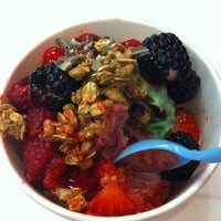 Foto tomada en Toppings Frozen Yogurt  por Nickie R. el 2/27/2012