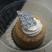 4/11/2012 tarihinde Marjorie P.ziyaretçi tarafından Honey Moon Sweets Bakery &amp;amp; Dessert Bar'de çekilen fotoğraf