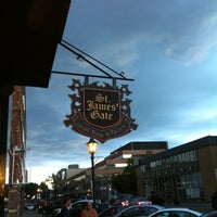 Foto tomada en St. James&amp;#39; Gate Restaurant &amp;amp; Pub  por Thomas D. el 7/19/2012