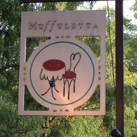 รูปภาพถ่ายที่ Muffuletta in the Park โดย Jeff J. เมื่อ 9/10/2012