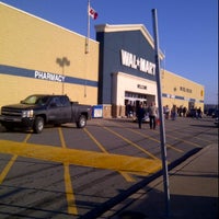 Foto scattata a Walmart Supercentre da Krystal K. il 11/26/2011