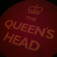 รูปภาพถ่ายที่ The Queen&amp;#39;s Head โดย Amanda P. เมื่อ 3/16/2012