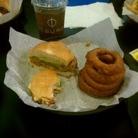 Foto tirada no(a) Oneburger Sunrise por Jacki Y. em 4/7/2012