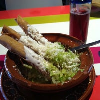 รูปภาพถ่ายที่ La Guerrera Restaurante โดย Liliana A. เมื่อ 8/18/2011