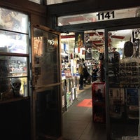 รูปภาพถ่ายที่ Uncle Sam’s Music โดย NYC Sidewalker เมื่อ 1/16/2012