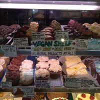 Foto tomada en Rose&amp;#39;s Wheat Free Bakery &amp;amp; Cafe  por Laurassein el 6/14/2012