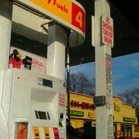 Foto scattata a Shell da Tyree A. il 12/1/2011