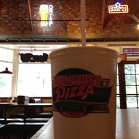 Foto scattata a Lamppost Pizza da Jeff Z. il 6/4/2012