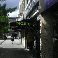 รูปภาพถ่ายที่ Moe&amp;#39;s Sports Shop โดย Ande C. เมื่อ 9/26/2011