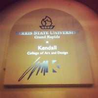 รูปภาพถ่ายที่ Kendall College of Art &amp;amp; Design โดย Uirá E. เมื่อ 9/2/2012
