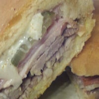 7/21/2012 tarihinde wendy q.ziyaretçi tarafından Caliente Cuban Sandwich'de çekilen fotoğraf