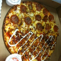 รูปภาพถ่ายที่ Toppers Pizza โดย rachel s. เมื่อ 12/18/2011