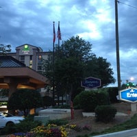 Foto diambil di Hampton Inn by Hilton oleh Kym H. pada 4/27/2012