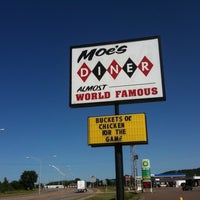 รูปภาพถ่ายที่ Moe&amp;#39;s Diner โดย Ron R. เมื่อ 8/18/2011