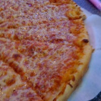 Foto tomada en Ray&amp;#39;s Pizza  por little m. el 1/4/2011