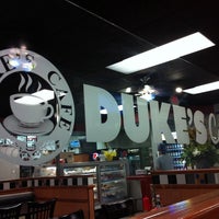 Foto tomada en Duke&#39;s Cafe  por James K. el 8/26/2011