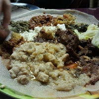 Das Foto wurde bei Zobel Ethiopian Restaurant von Jon W. am 11/20/2011 aufgenommen