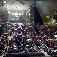 รูปภาพถ่ายที่ Lang Antique &amp;amp; Estate Jewelry โดย yo y. เมื่อ 12/24/2011