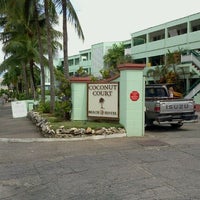 Foto tomada en Coconut Court Beach Hotel  por Jerry G. el 9/2/2012