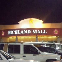 Foto tomada en Richland Mall  por Crystal A. el 12/21/2011