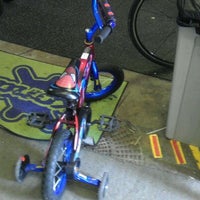 รูปภาพถ่ายที่ The Bike Fixers โดย Kymme G. เมื่อ 8/28/2011