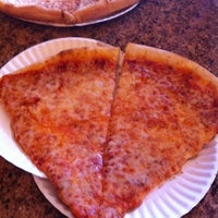 Снимок сделан в Ray&#39;s Pizza пользователем Traci K. 8/8/2012