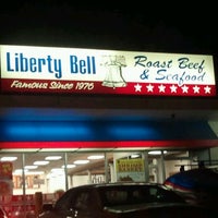 Foto tomada en Liberty Bell Roast Beef And Seafood  por Patrick M. el 1/28/2012