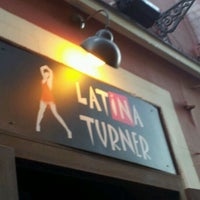 รูปภาพถ่ายที่ Latina Turner โดย David F. เมื่อ 1/8/2012