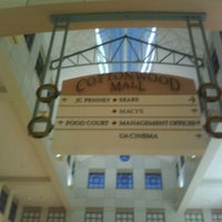 รูปภาพถ่ายที่ Cottonwood Mall โดย E- C. เมื่อ 4/4/2012