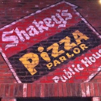 Photo taken at Shakey&amp;#39;s Pizza Parlor by Estuardo Z. on 4/23/2012