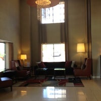 รูปภาพถ่ายที่ Hampton Inn by Hilton โดย Roberto G. เมื่อ 7/23/2012