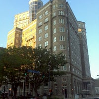 Foto diambil di Georgian Terrace Hotel oleh Glen C. pada 5/25/2012