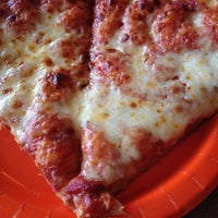 Снимок сделан в Pudgies Pizza пользователем Amanda B. 8/21/2012