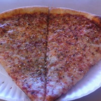 รูปภาพถ่ายที่ Ray&amp;#39;s Pizza โดย Clark เมื่อ 5/11/2012