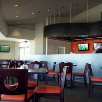 Foto diambil di Upper Deck Grill and Sports Lounge oleh Demont D. pada 3/22/2012