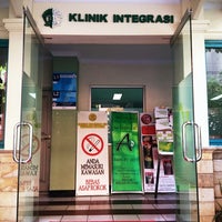Photo taken at Fakultas Kedokteran Gigi Universitas Indonesia by vita l. on 3/7/2012
