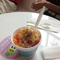 Photo taken at SweetFrog Frozen Yogurt by Kelly💕🍓 on 8/16/2012