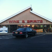 Foto tomada en Lightner Retail Liquor  por Allan O. el 3/13/2012