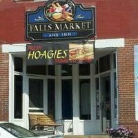 Снимок сделан в Falls Market Restaurant &amp; General Store пользователем Page D. 6/19/2012