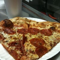 Das Foto wurde bei Santora&amp;#39;s Pizza von Benton am 6/20/2012 aufgenommen