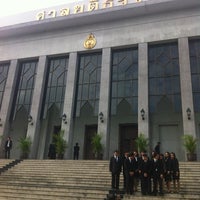 Photo taken at สำนักงานศาลยุติธรรรม (สนามหลวง) by Miewky P. on 8/7/2012